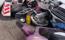 广东肇庆一小汽车冲撞多辆摩托车 究竟怎么回事？