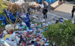 上海独居老人沉迷拾荒 废品只囤不卖 35人接力清理近9个小时！