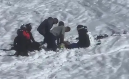 游客滑雪掉进暗坑窒息身亡 当地人表示出事地严禁进入却是网红打卡点！