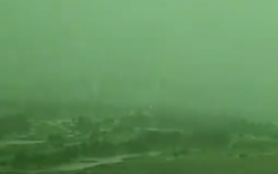 狂风暴雨袭击 迪拜天空一秒变绿 全国航班大面积延误！