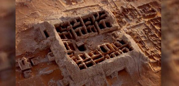 沙特阿拉伯的荒漠里，考古学家首次发现8000年前古老城镇-图1