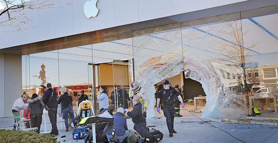 美国一辆丰田SUV冲进苹果商店造成惨烈事故：致1死19伤 到底什么情况-图1